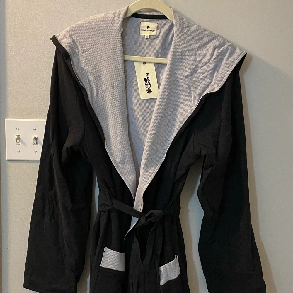 Rebel Canyon black hooded robe with thermal gray lining and pockets, size medium